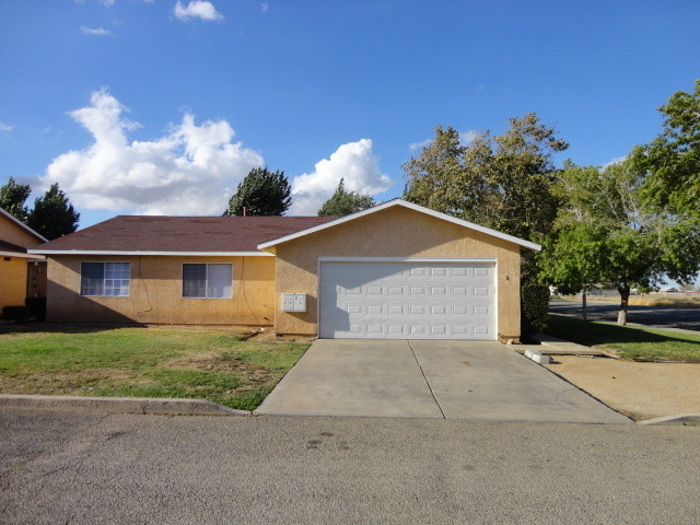 Building Photo - Spacious 3/2 4-Plex Condo Palmdale