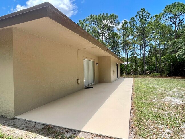 Building Photo - 5869 NW Carovel Ave
