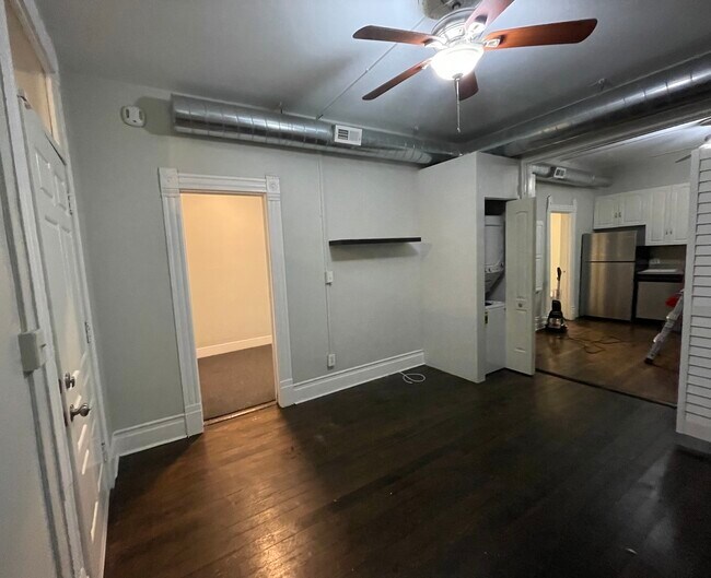 Building Photo - 826 N Winchester Ave