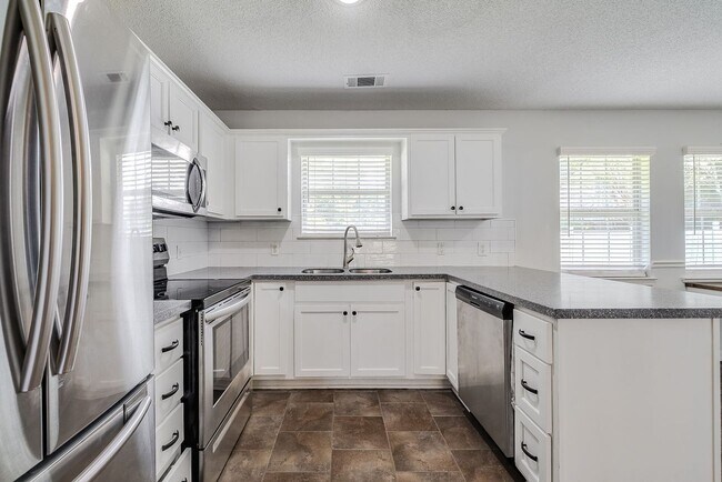 Foto del edificio - Updated 3BR Home with Fenced Yard in the H...
