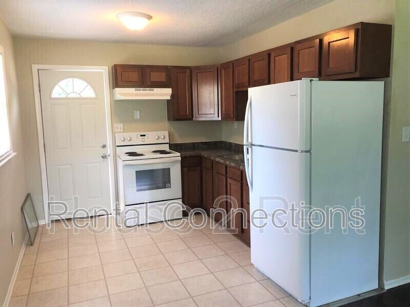 Primary Photo - 100 Parkview Ln