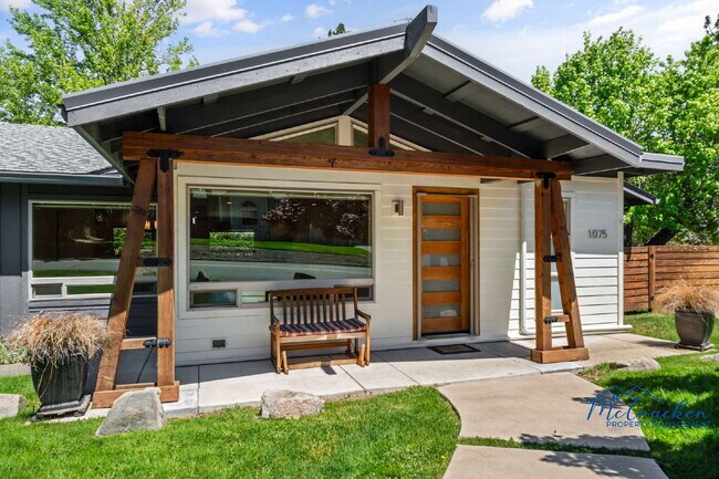 Building Photo - Modernized Spacious 3 Bedroom Home with Lush Outdoor Living in the Heart of Ashland