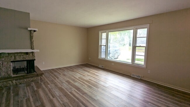 Building Photo - 1635 Roberts. 3 bedroom, 2 bath house with...