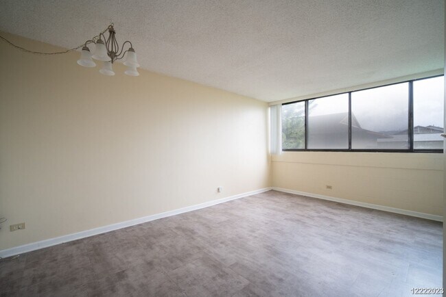 Foto del edificio - CONVENIENTLY LOCATED 1BR/1BA/1PKG UNIT IN THE CENTRE COURT CONDOMINIUM IN HALAWA