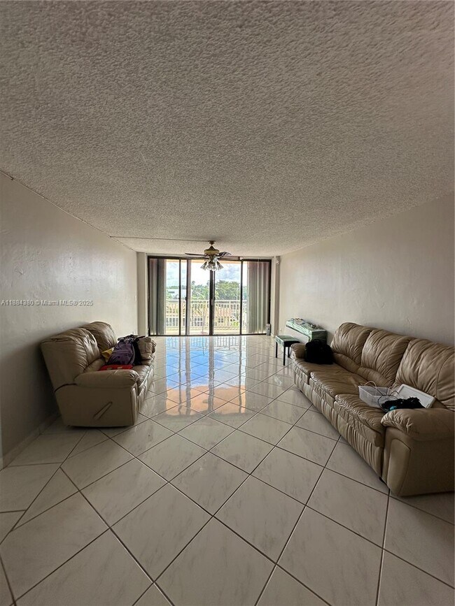 Foto del edificio - 2450 NE 135th St