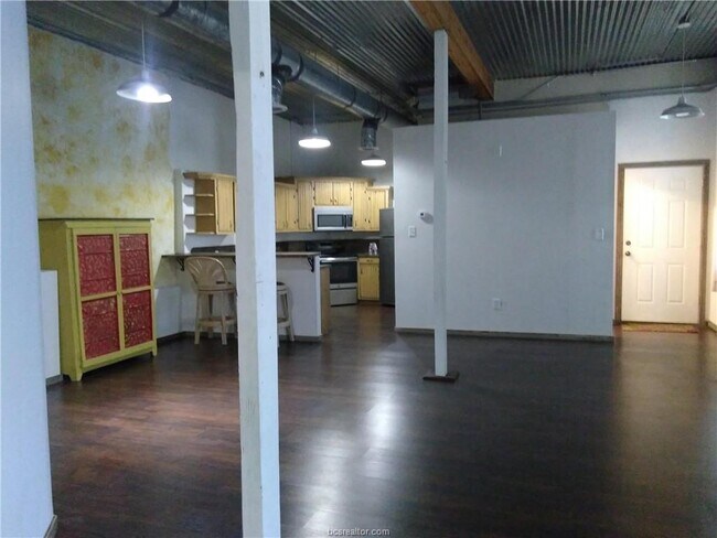 Building Photo - 211 W Washington Ave