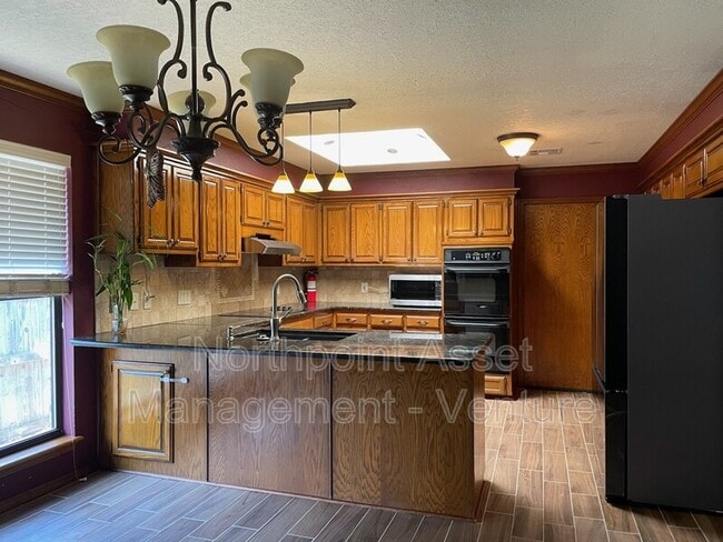 Building Photo - 7005 Lakepointe Dr