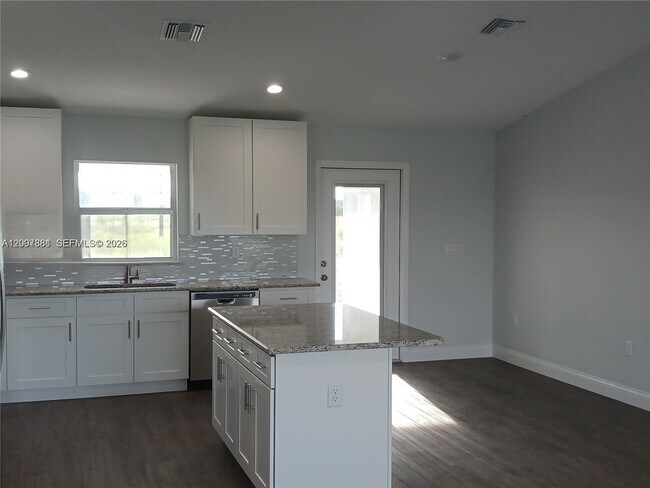 Foto del edificio - 634 Royce Rd