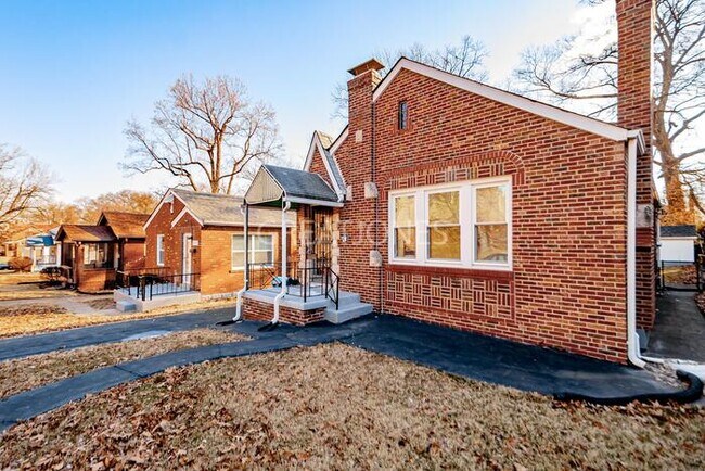 Building Photo - NOW OFFERING 1/2 MONTH FREE WITH SIGNED LE...