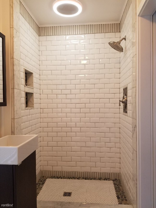 Foto del edificio - 2 br, 1 bath - 132 Hobart St Fl 1