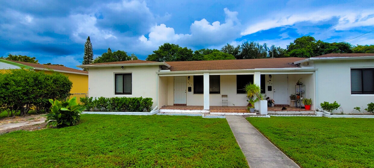 Foto principal - 925 NE 122nd St