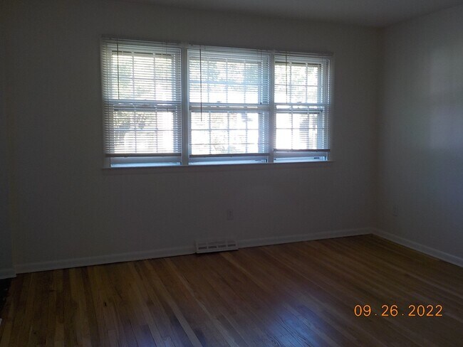Building Photo - 378 Hobart Dr