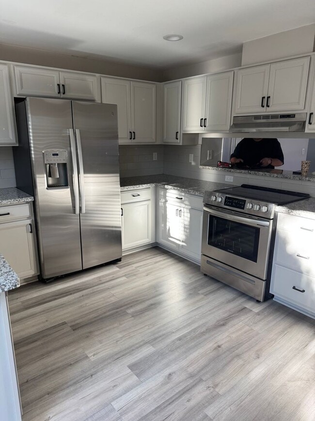 Foto del edificio - Fully Remodeled 2 bed 1 bath!!- Lesley Reilly Property