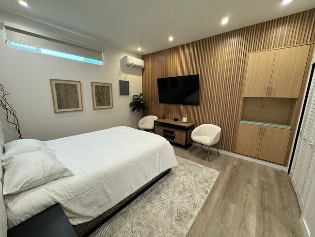 Building Photo - 3 Bedroom Townhome in Los Angeles