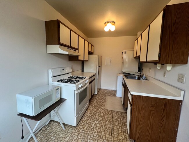 Foto del edificio - Charming 2 BR/1 BA Condo in Silver Spring!