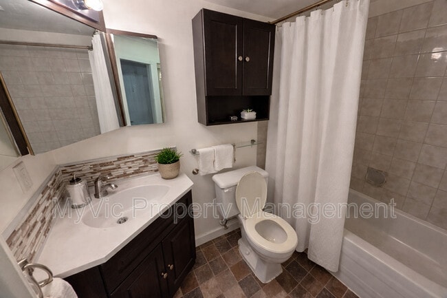 Building Photo - 11045-11123 123 St NW