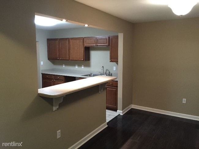 Building Photo - 131 Towne Square Dr