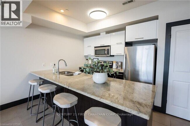 Photo du bâtiment - 112 N Centre Rd