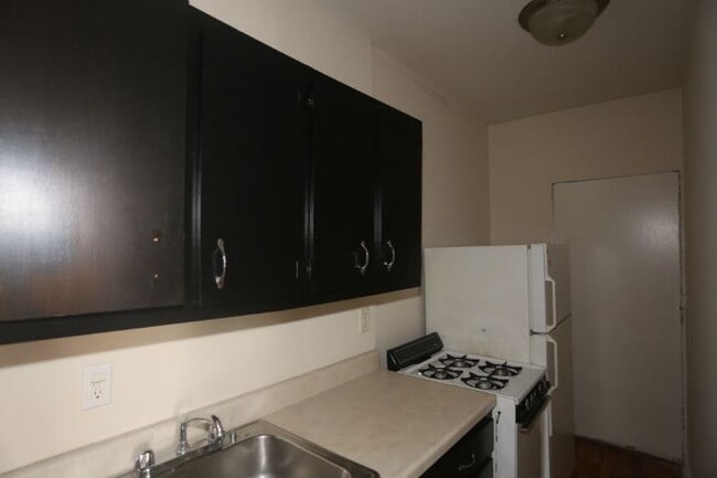 Building Photo - 958 W Cornelia Ave