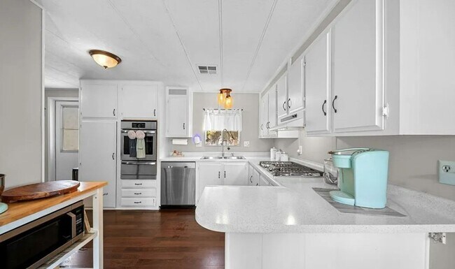 Foto del edificio - Charming 3-Bed/2-Bath Mobile Home with Fen...