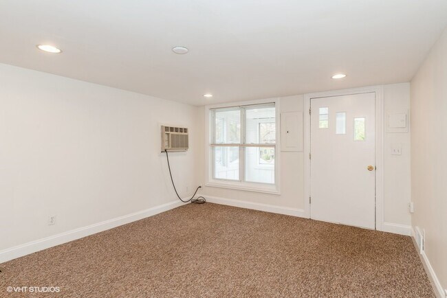 Building Photo - 366 N Slusser St