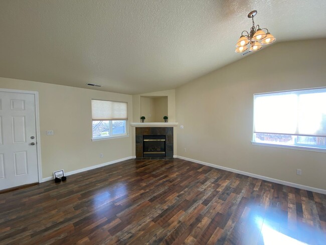 Foto del edificio - Single level with no carpet!  Ready to ren...