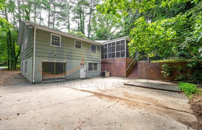Foto del edificio - 6-Bedroom Home with Finished Basement