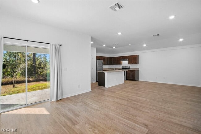 Building Photo - 343 Reeves St