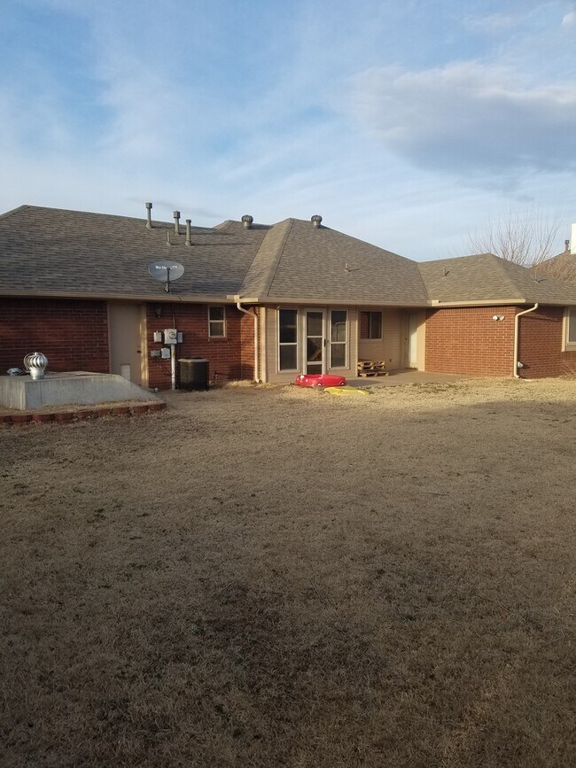 Foto del edificio - Large 3 bedroom 2 bath home in West Norman