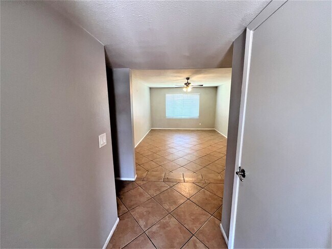 Building Photo - 4923 W Rosewood Dr