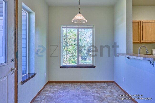 Foto del edificio - 12239 SE Bush St
