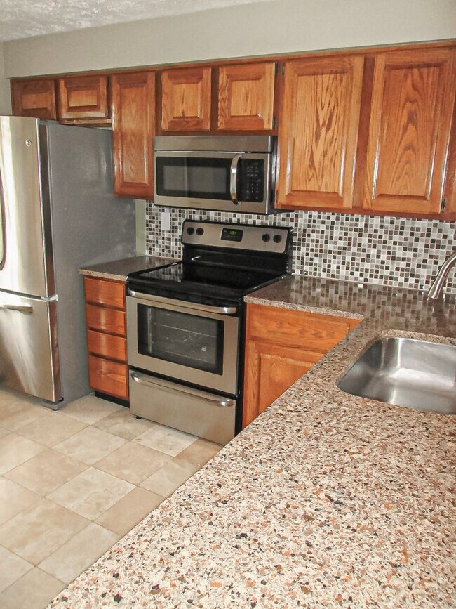 Building Photo - Lovely 2 Bedroom 2 Bathroom Townhome With ...