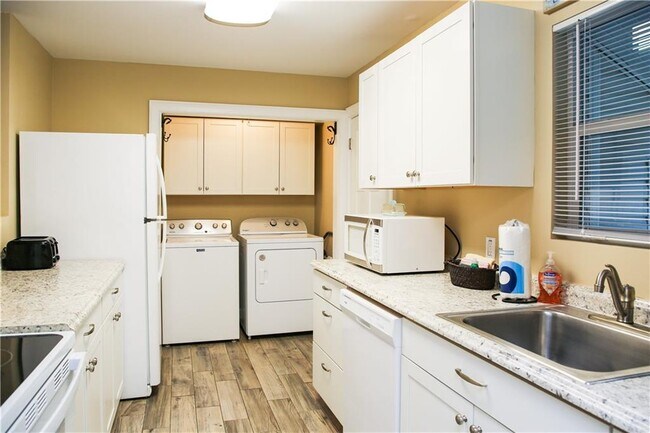 Building Photo - 1000 Sea Island Rd