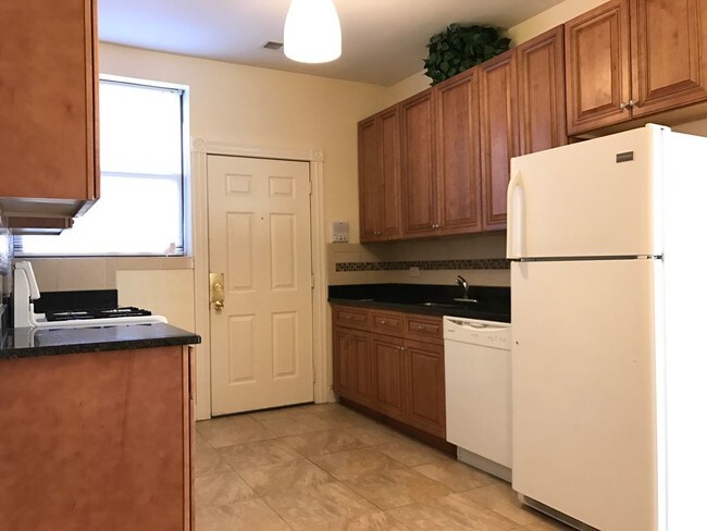 KITCHEN - 936 W Windsor Ave