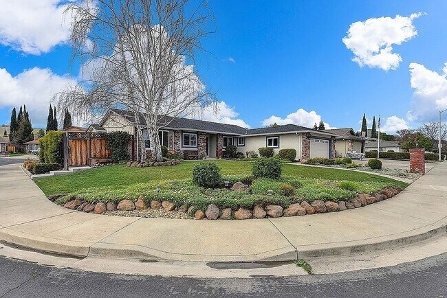 Foto del edificio - 2331 Robles Dr