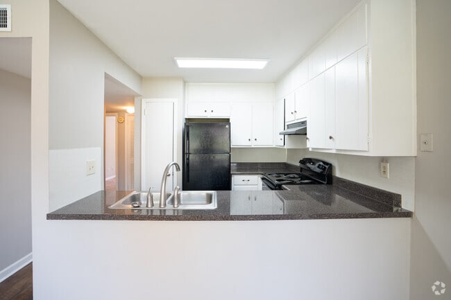 2BR, 2BA – 1,074SF - Kitchen - Shadesmont Apartments