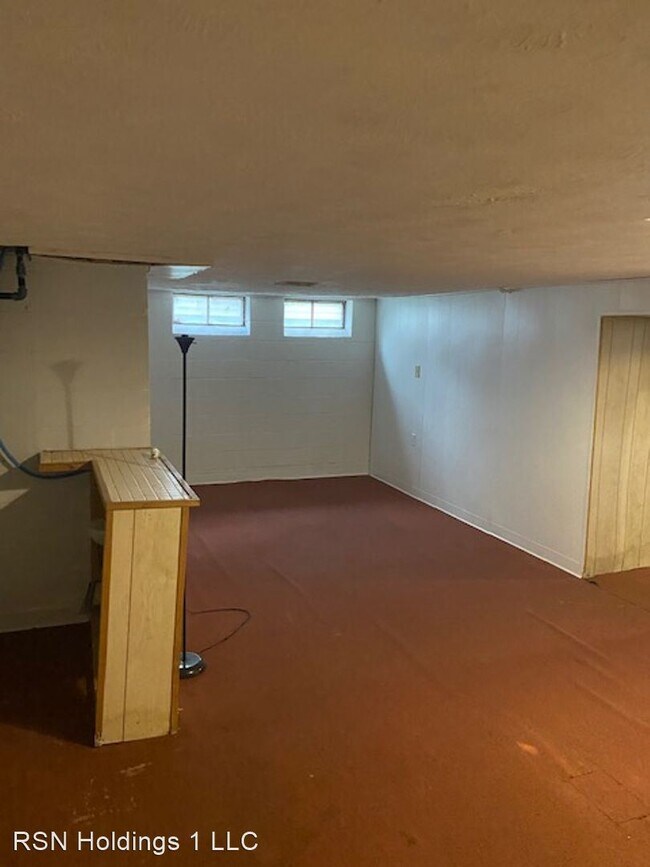 Building Photo - 3 br, 1 bath House - 380 E 264 Th St