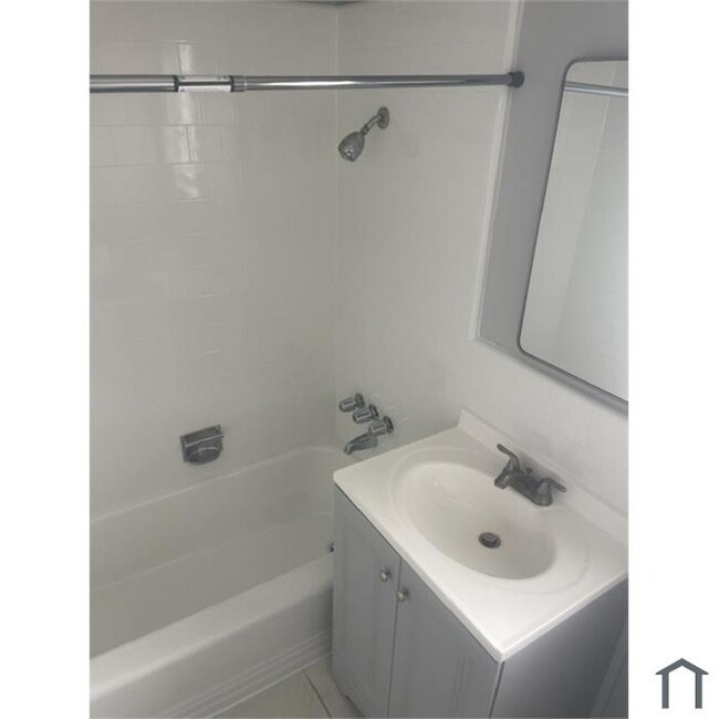 Foto del edificio - 1360 W 38th St