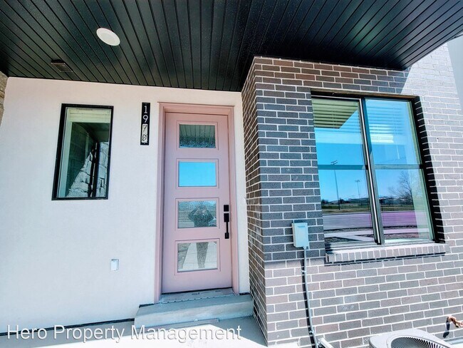 Building Photo - 2 br, 2.5 bath House - 637 South Red Berry...