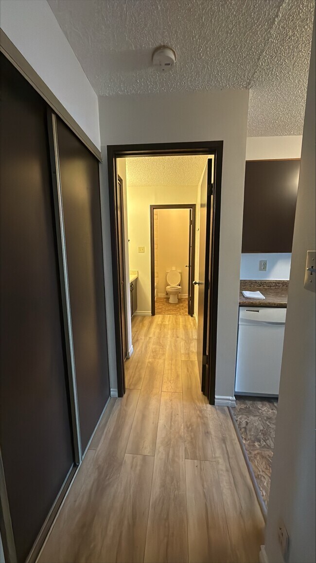 Photo du bâtiment - 9208-9106 Avenue NW