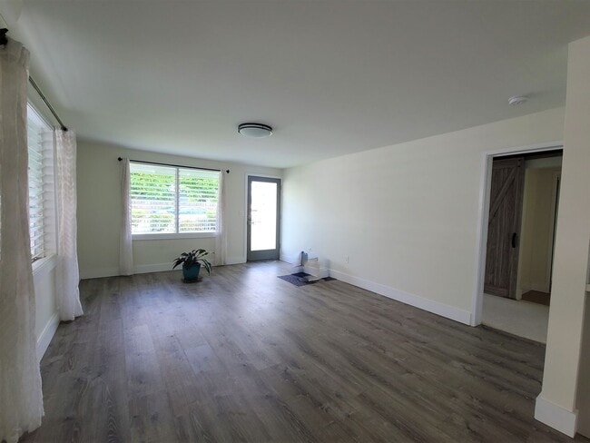 Building Photo - 4 bed, 2 bath, EV on a private lane - comp...