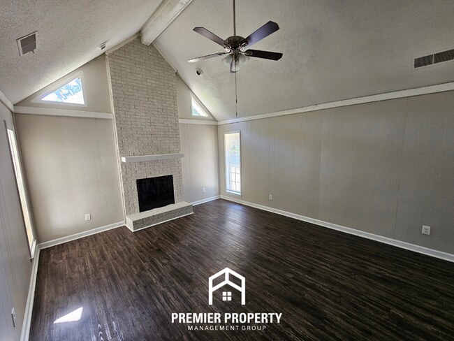 Foto del edificio - Spacious 3BR/2BA in 38115 | Soaring Ceilings & Floor-to-Ceiling Fireplace
