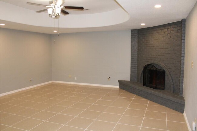 Foto del edificio - 6239 Hollow Pines Dr
