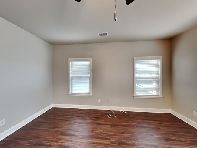 Building Photo - One Month Free! Move in by 4.15 This house...