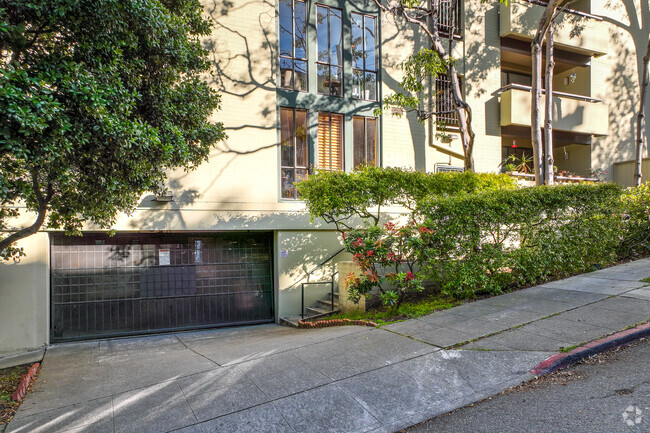 Garaje del edificio - Rose Park Terrace Condominium