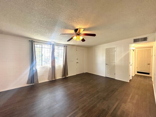 Building Photo - 2 Bedroom Renovate House! Large Yard and C...