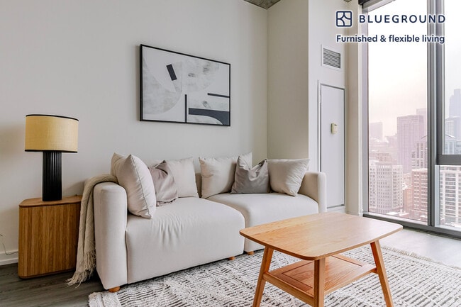 Building Photo - 460 W Chicago Ave