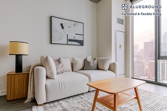 Building Photo - 460 W Chicago Ave