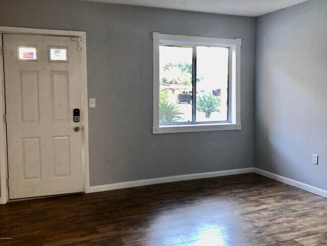 Building Photo - 805 Cypress Ave