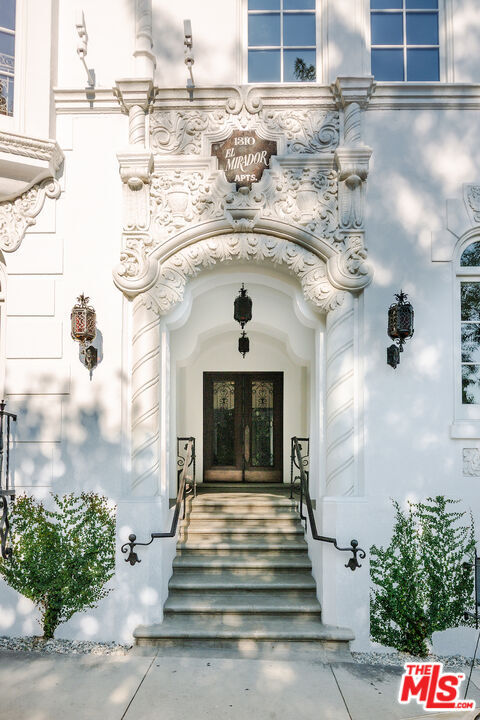 Foto del edificio - 1302 N Sweetzer Ave